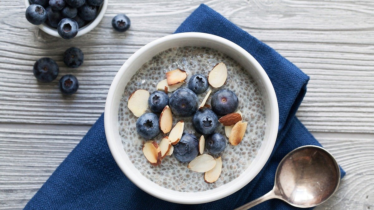 Snídaňový zázrak: ovesné vločky, chia a borůvky pro energii celý den