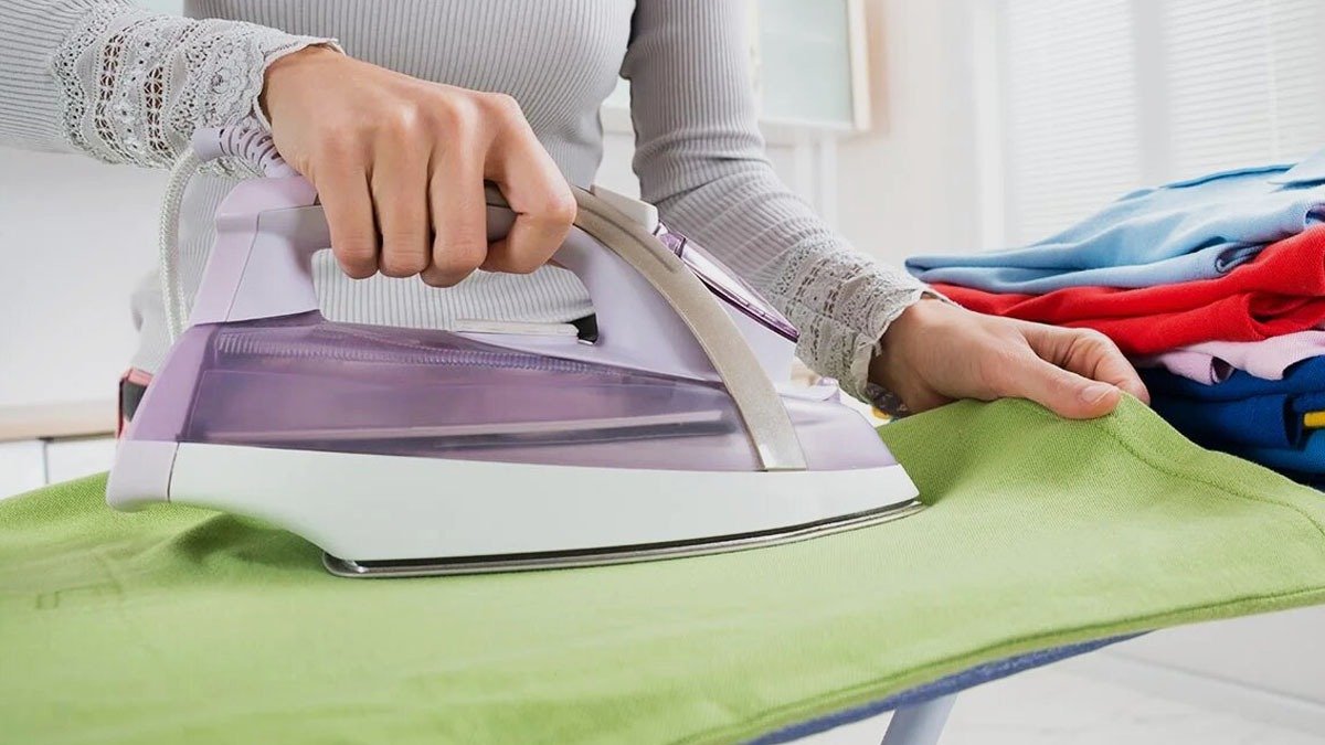 Jak na perfektní žehlení košile? Žádný pot, jen tento trik