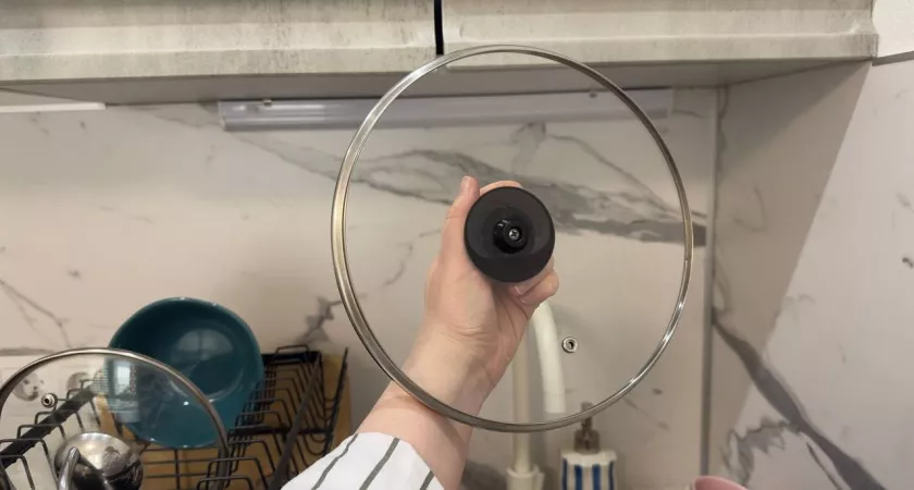 2 lžíce — a skleněné poklice od hrnců vržou čistotou: žádný tuk ani povlak, zázračný prostředek