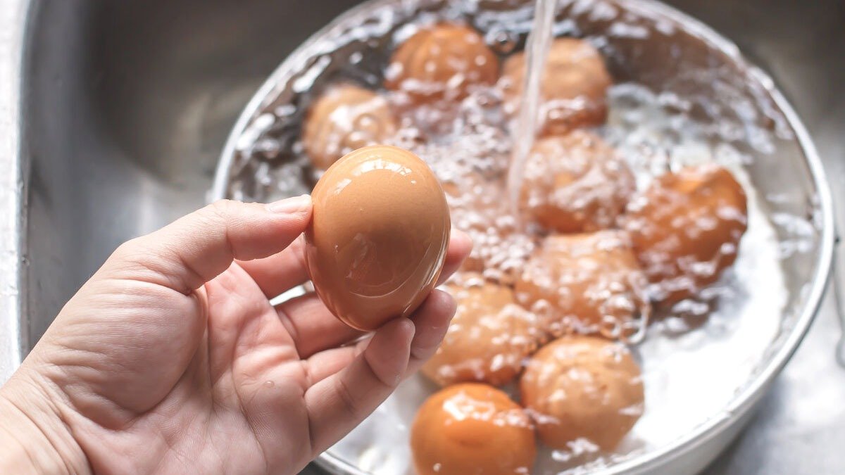 Jak správně vychladit vařená vejce: tajemství dokonalých výsledků