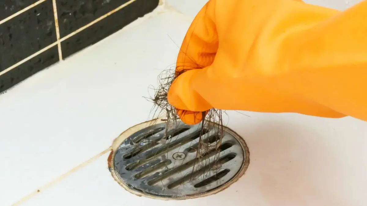 Žádný ocet ani jedlá soda: Instalatér odhaluje nejlepší způsob, jak uvolnit ucpaný odtok v koupelně