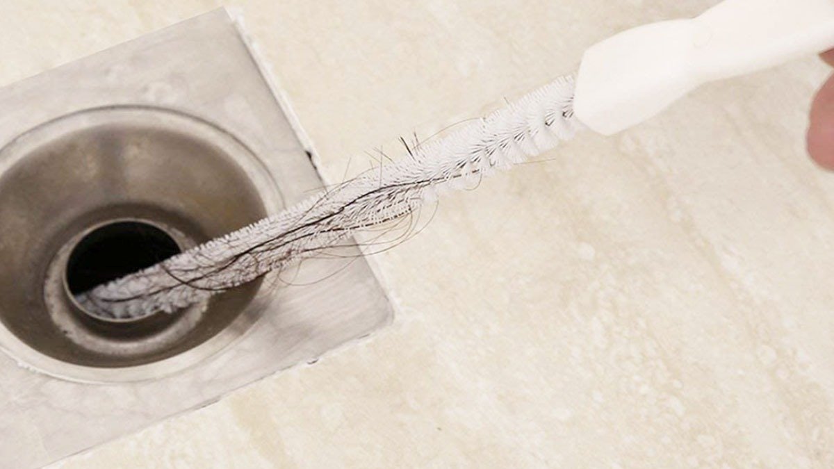 Žádný ocet ani jedlá soda: Instalatér odhaluje nejlepší způsob, jak uvolnit ucpaný odtok v koupelně