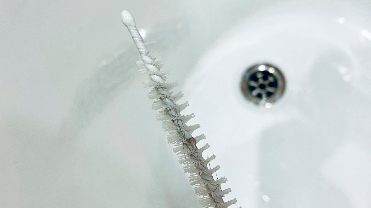 Žádný ocet ani jedlá soda: Instalatér odhaluje nejlepší způsob, jak uvolnit ucpaný odtok v koupelně