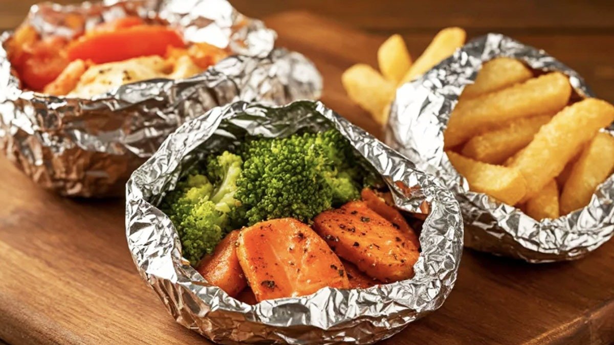 Lesklou stranou dovnitř nebo ven: jak správně zabalit jídlo do alobalu