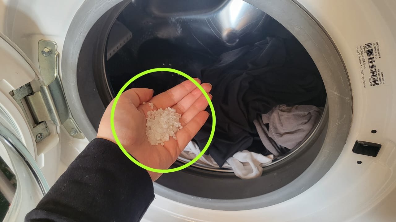 Teď už opravdu nemůžu prát bez malého sáčku se solí. Podělím se s vámi o své tajemství, proč má smysl přidat ji do pračky