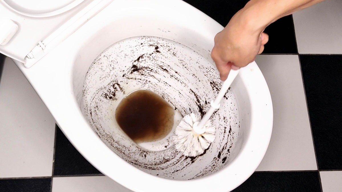 Vylila jsem kávovou sedlinu do toalety – mé potrubí bylo úplně ucpané