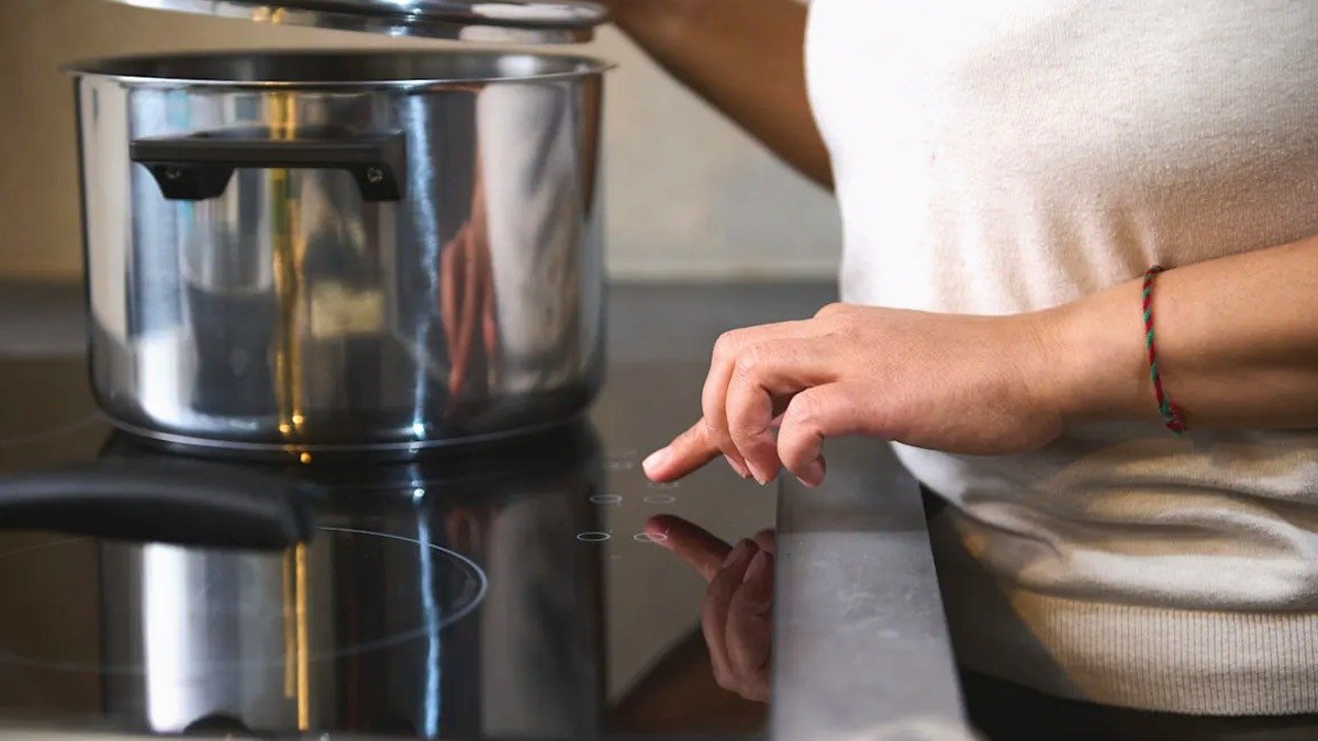 Proč se indukční varná deska stala „padouchem“ moderních kuchyní?