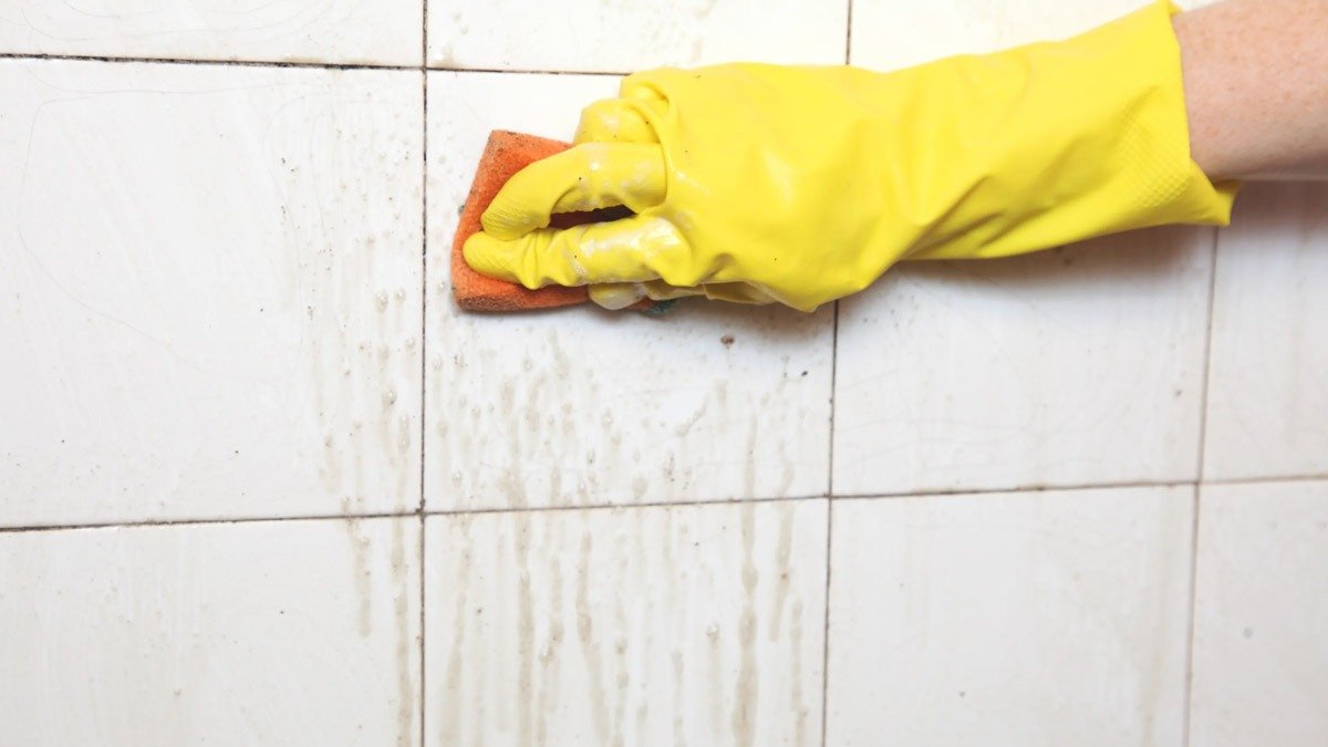 Skvrny od plísně v koupelně jdou vyčistit! Jednoduchý trik pro odstranění plísně během chvilky. Nikdy nepoužívejte horkou vodu