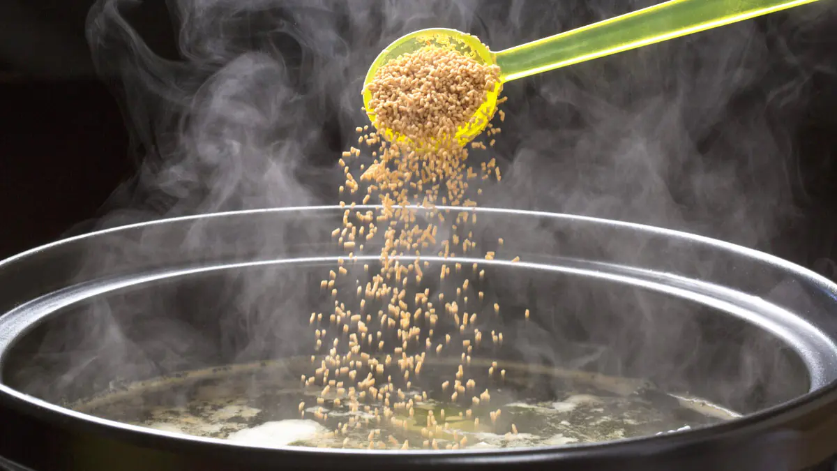 Přestaňte přidávat toto koření do polévek: kazí chuť, i když ho mnoho lidí stále používá