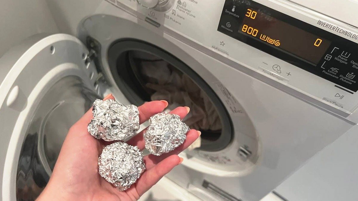 Proč dávat kouli z alobalu do pračky: lidový trik nebo vědecký fakt?