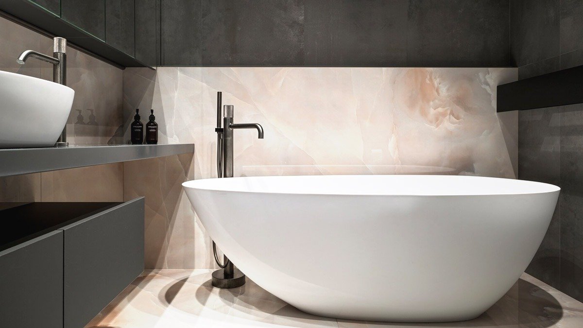 Konec italským sprchovým koutům, to je nový trend, který zkrášlí vaši koupelnu od roku 2026