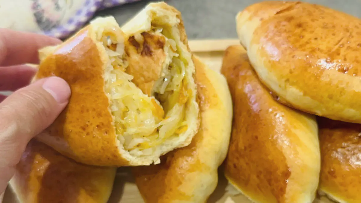 Ranní hit: rychlé těsto a náplň ze zelí s vejcem. Horké housky k snídani za 20 minut 1 Ranní hit: rychlé těsto a náplň ze zelí s vejcem. Horké housky k snídani za 20 minut