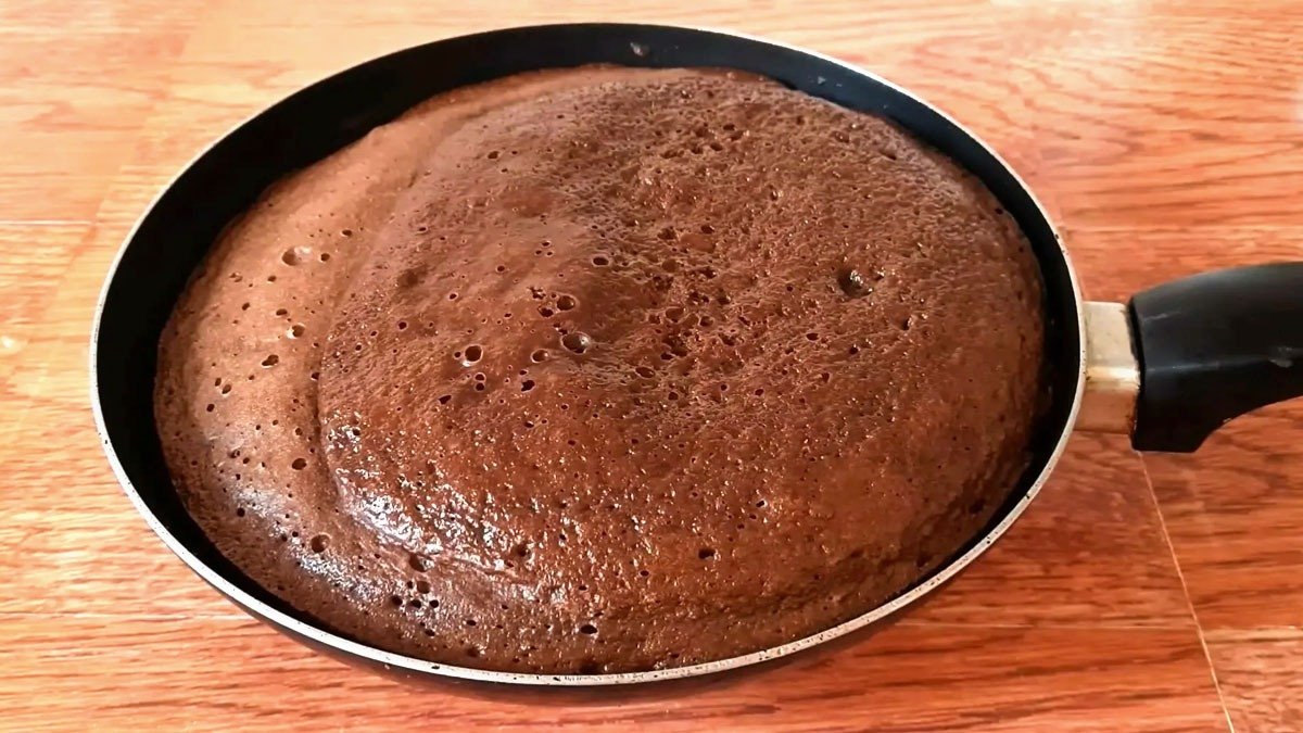 Recept na jemný dort, který snadno připravíte i bez elektřiny. Tajemství nadýchaných korpusů spočívá v poklici s utěrkou