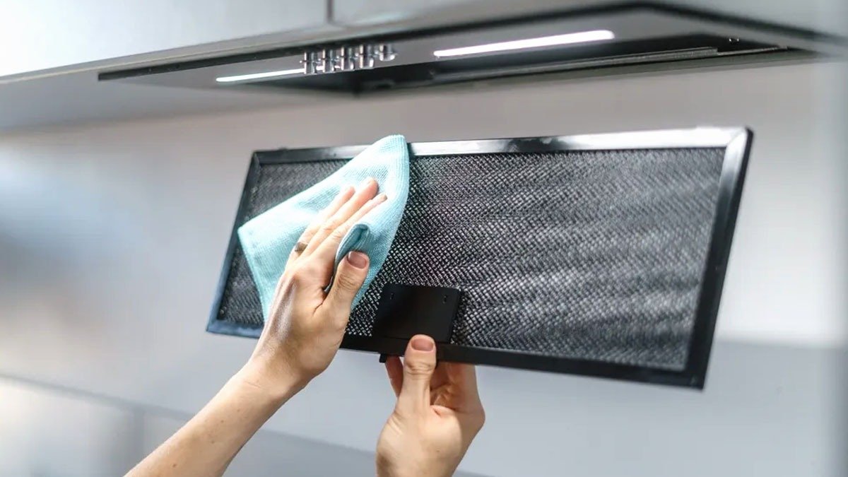 Většina lidí čistí digestoř špatně: jak odstranit připečený tuk