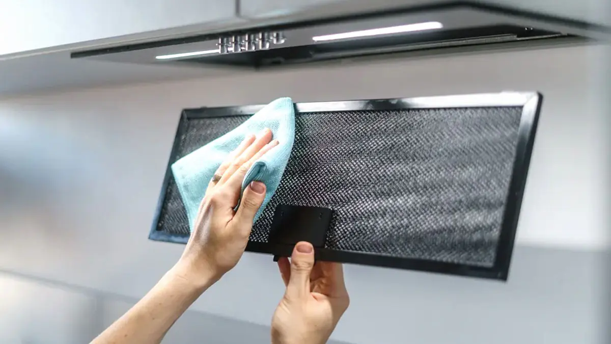 Většina lidí čistí digestoř špatně: jak odstranit připečený tuk