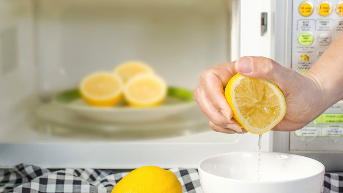 Položte plátek citronu do vypnuté mikrovlnné trouby: k čemu slouží a proč to odborníci doporučují