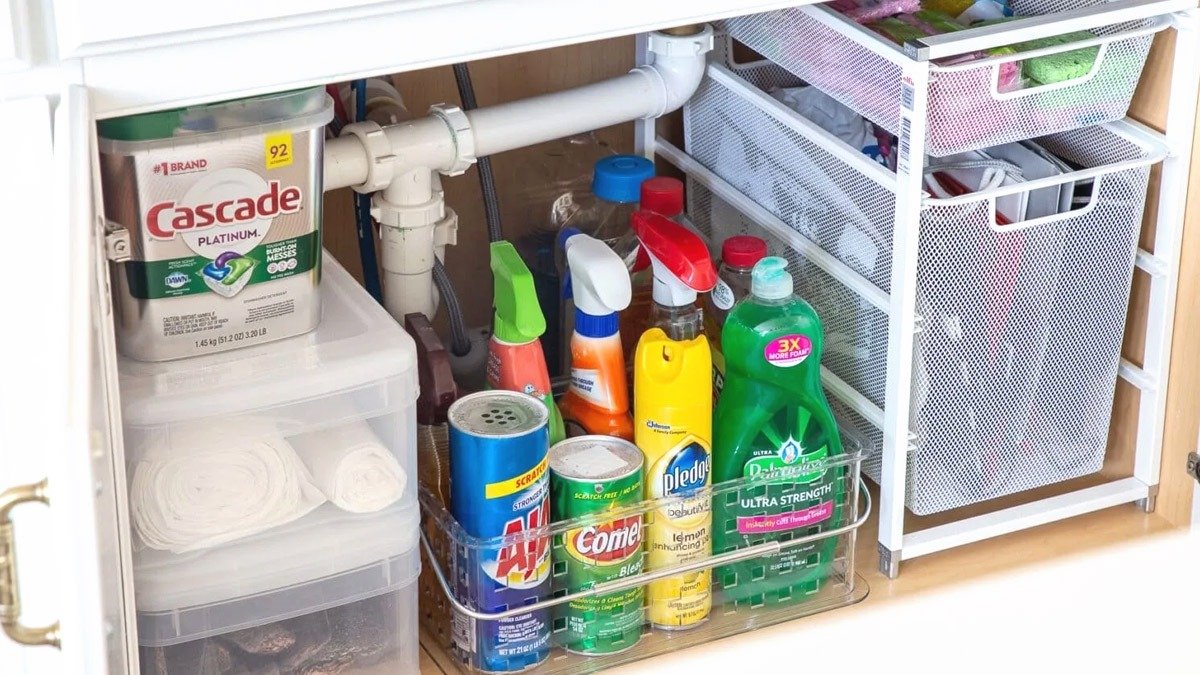 Jak zorganizovat úložný prostor pod dřezem: od chaosu k systému