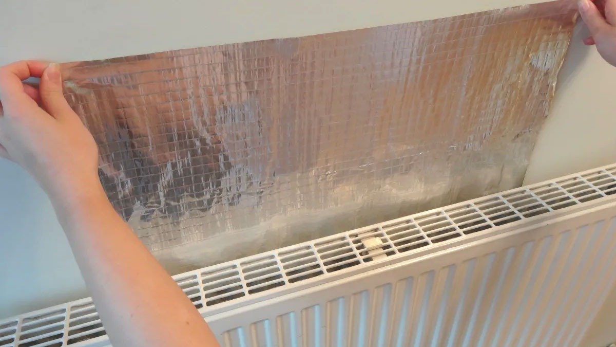 Trik s alobalem za radiátorem: kdy snižuje tepelné ztráty a kdy je to zbytečné