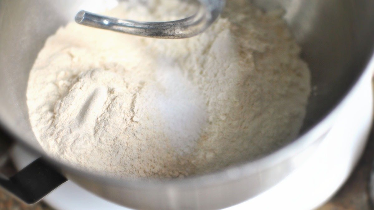 Nadýchaná focaccia: správný postup pro dokonalé těsto a ještě lepší oblohu