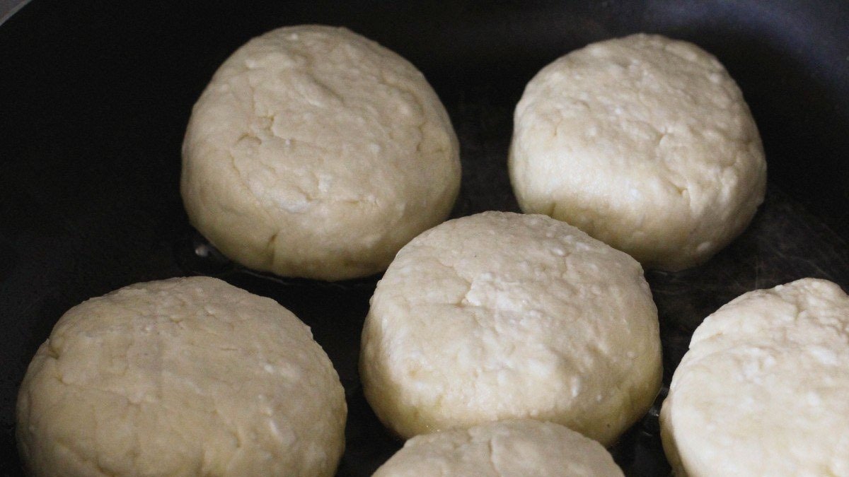 Smíchám 200 g tvarohu a kefír – upeču hromadu „cybriků“, malých čtverečků, které se rozplývají v ústech