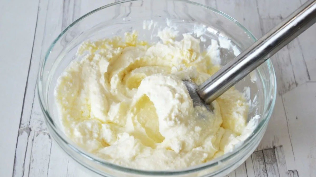 Zapomínám na omelety. Připravuji tvarohové balíčky v tenkém těstě, jako chačapuri, jen lehčí a jemnější