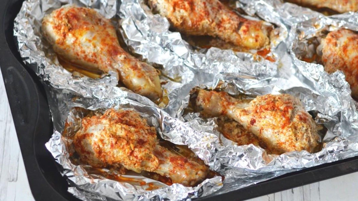 Porcované horké jídlo ve fólii za 15 minut: kuřecí paličky se zeleninou – chutné a jednoduché 2 Porcované horké jídlo ve fólii za 15 minut: kuřecí paličky se zeleninou – chutné a jednoduché