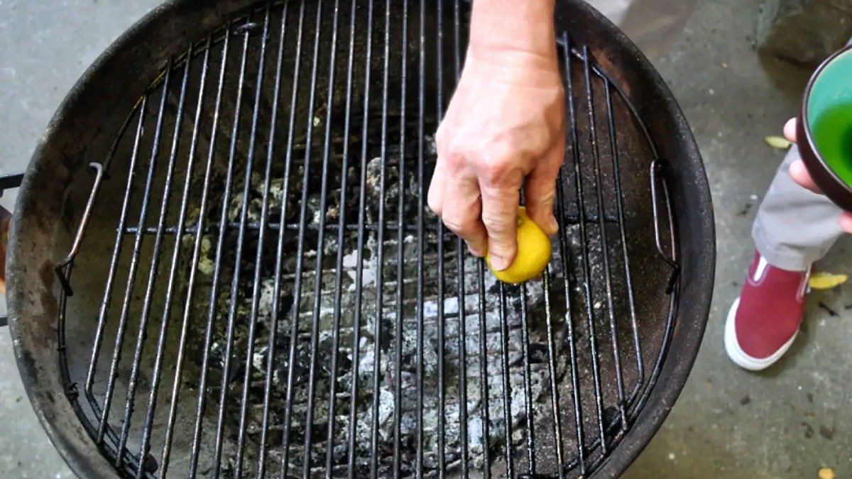 Zapomeňte na připečený tuk na roštech: jednoduchá surovina, která je udělá jako nové