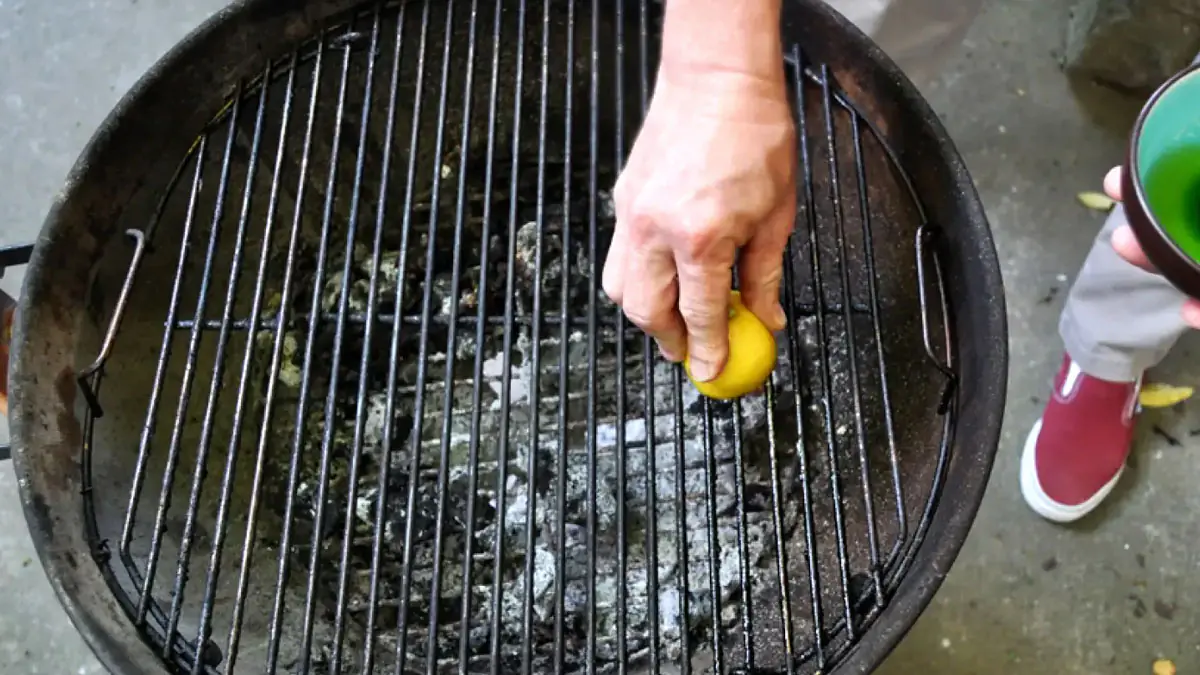 Zapomeňte na připečený tuk na roštech: jednoduchá surovina, která je udělá jako nové