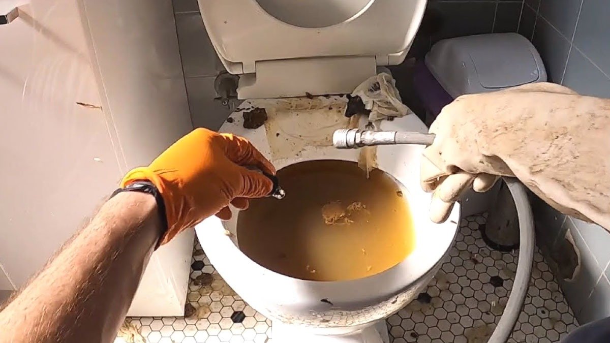 Vylila jsem kávovou sedlinu do toalety – mé potrubí bylo úplně ucpané