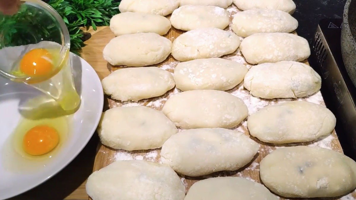 Nejchutnější „koláčky“ bez mouky, sody a droždí: šťavnaté, lahodné a ideální k snídani