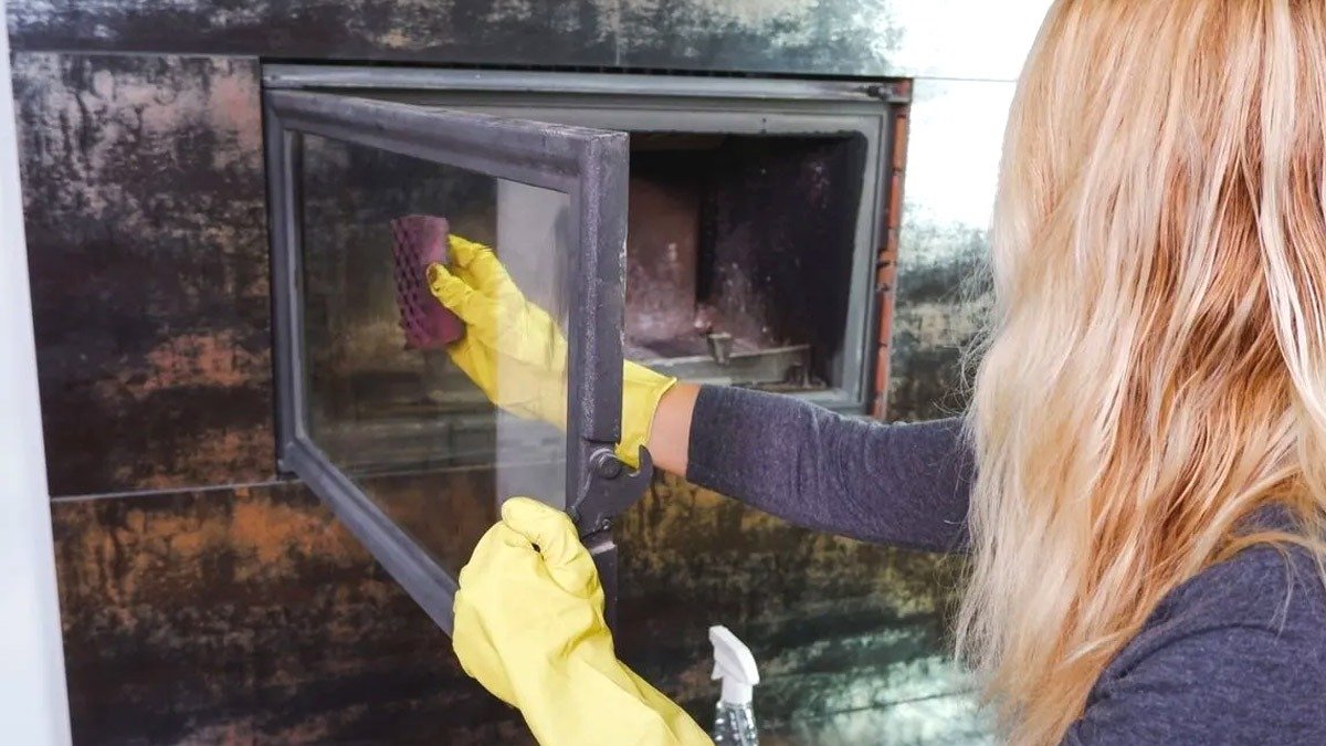 Zčernalé okno krbu: tento zapomenutý trik z kuchyňské skříňky ho vyčistí rekordně rychle