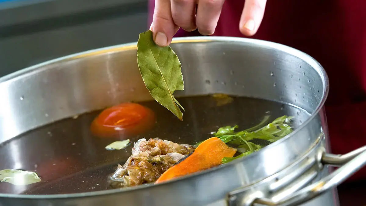 Přestaňte přidávat toto koření do polévek: kazí chuť, i když ho mnoho lidí stále používá