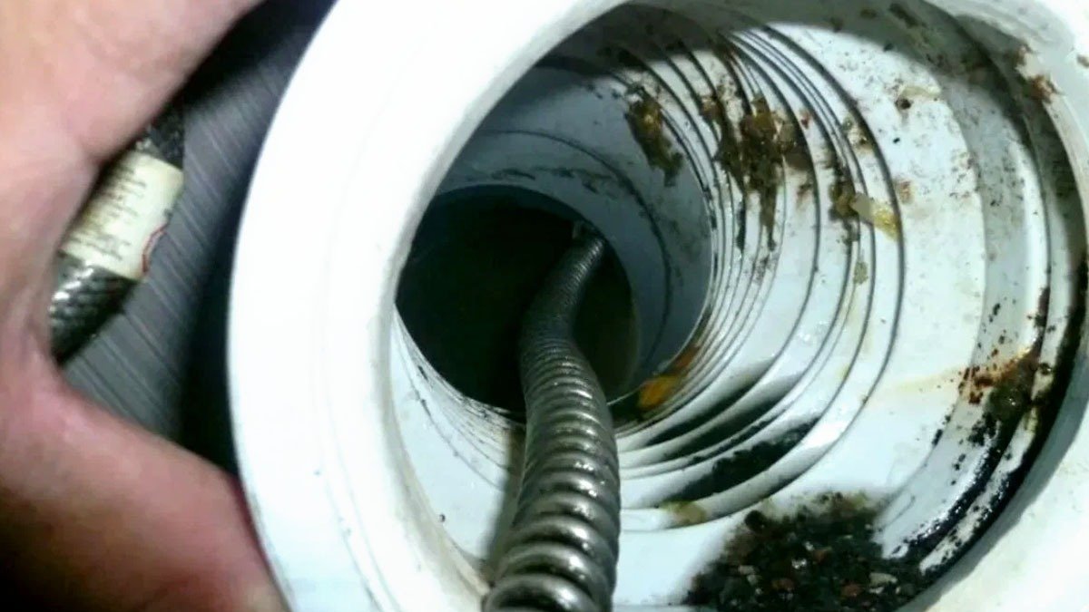 Vylila jsem kávovou sedlinu do toalety – mé potrubí bylo úplně ucpané