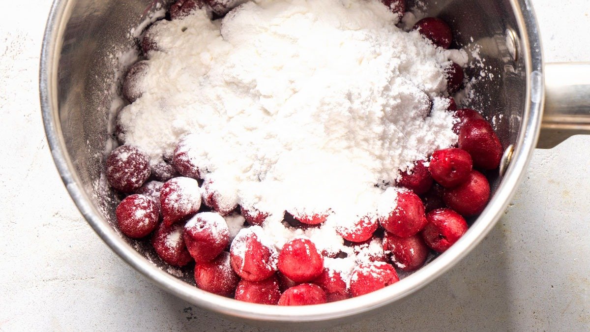 Třešňový koláč se smetanovým krémem: vždy se povede, je jemný, šťavnatý a bez složitostí