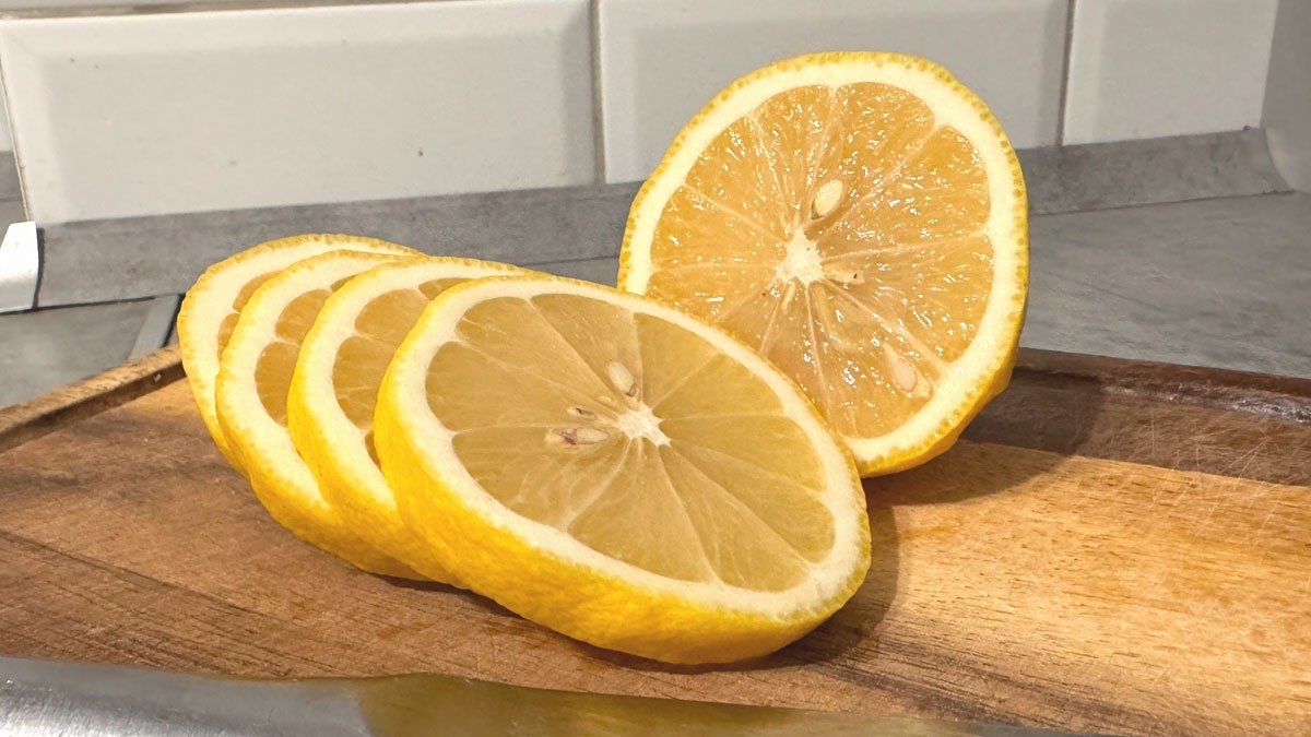 Položte plátek citronu do vypnuté mikrovlnné trouby: k čemu slouží a proč to odborníci doporučují