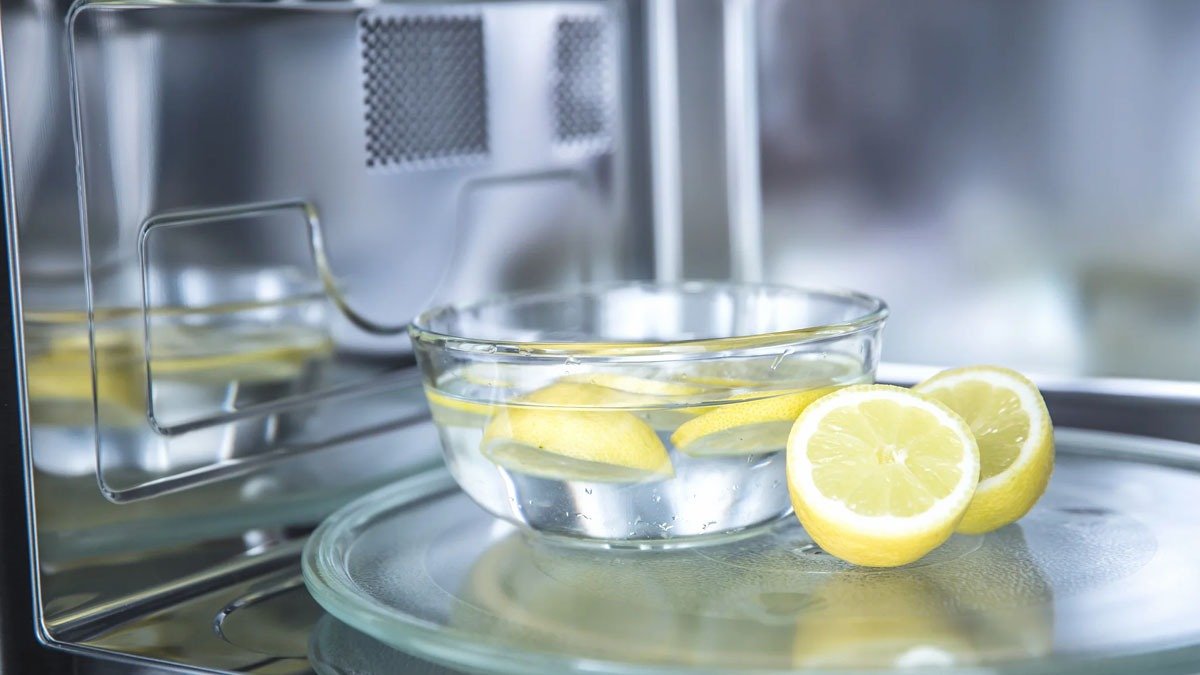 Položte plátek citronu do vypnuté mikrovlnné trouby: k čemu slouží a proč to odborníci doporučují