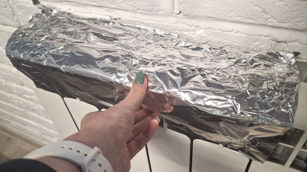 Trik s alobalem za radiátorem: kdy snižuje tepelné ztráty a kdy je to zbytečné