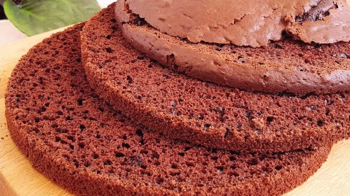 Recept na jemný dort, který snadno připravíte i bez elektřiny. Tajemství nadýchaných korpusů spočívá v poklici s utěrkou