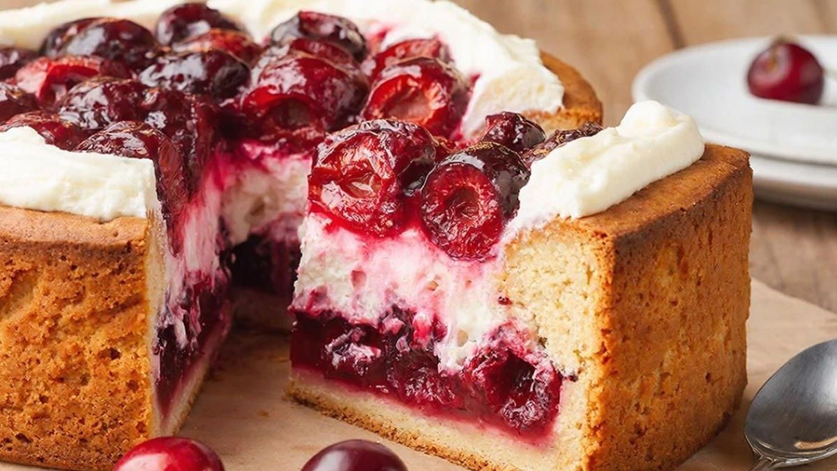 Třešňový koláč se smetanovým krémem: vždy se povede, je jemný, šťavnatý a bez složitostí