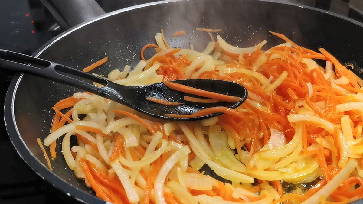 Co se dává na pánev jako první: cibule nebo mrkev? Zapamatujte si správné pořadí pro lahodnou základku