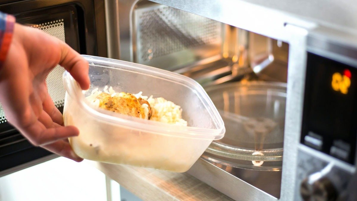 Mikrovlnky jsou minulostí: takhle se bude v roce 2026 ohřívat jídlo (a bude to mnohem lepší)