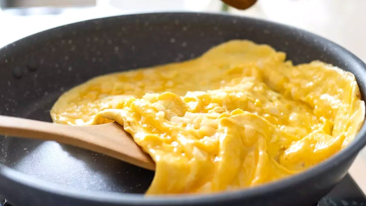 Jednoduchý trik pro dokonalou omeletu, která se nikdy nepřichytí k pánvi