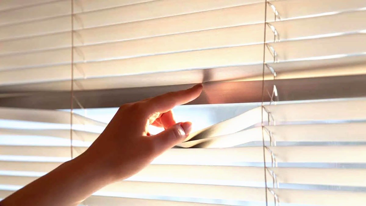 Proč byste v zimě neměli v noci úplně zatahovat rolety