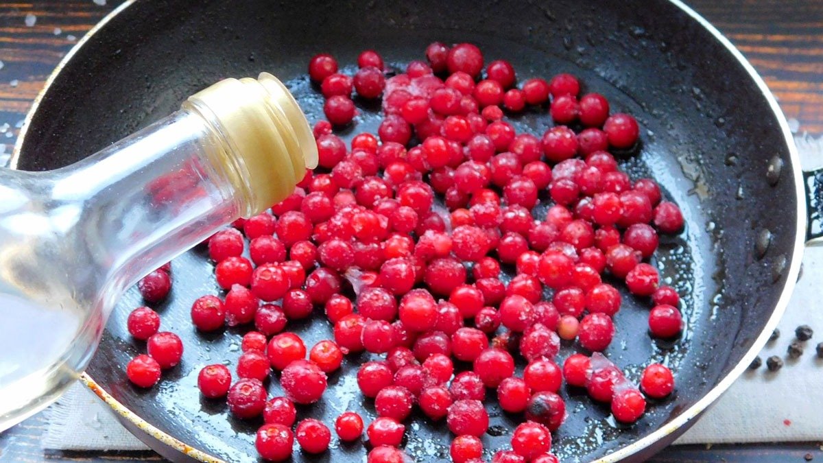 Dejte brusinky na pánev a přidejte 2 suroviny – neuvěřitelně dobrá příloha ke kaši