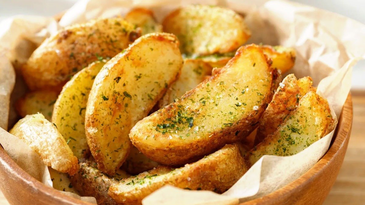 Odteď ho nevařte ve vodě takto bude pečený brambor uvnitř měkký a zvenku křupavý