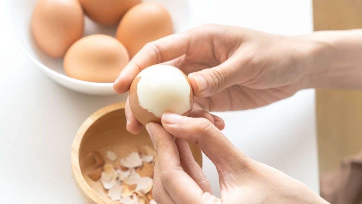 Přidávám tohle do vody při vaření vajec a skořápka z nich sama sklouzne – kuchyňský trik od sousedky