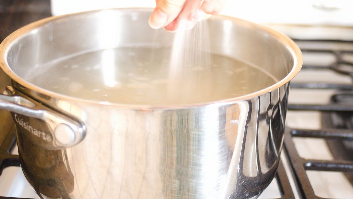 Přidávám tohle do vody při vaření vajec a skořápka z nich sama sklouzne – kuchyňský trik od sousedky