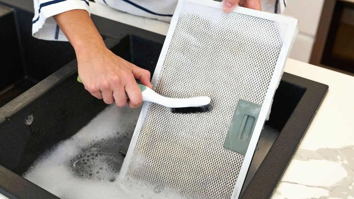 Jednoduchý trik pro každou hospodyňku: jak se zbavit zápachu smažení v kuchyni – vzduch se dokonale „vyčistí“