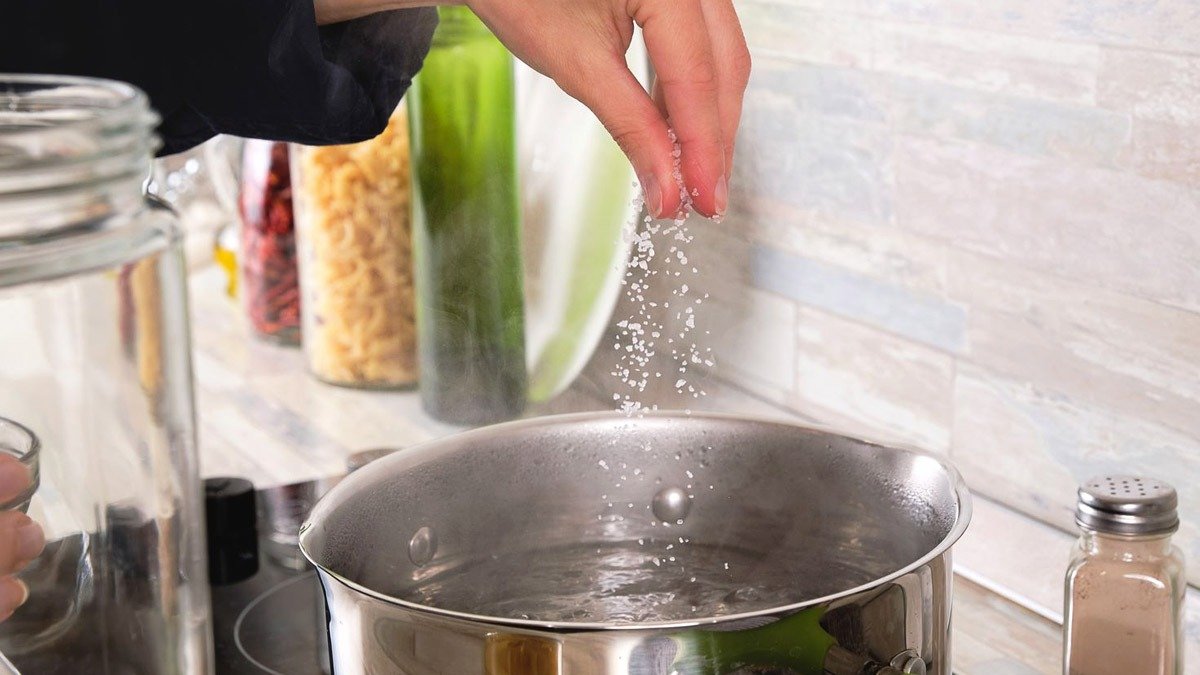 Ti, kdo sůl přidávají do vroucí vody při vaření, chrání své nerezové hrnce před korozí