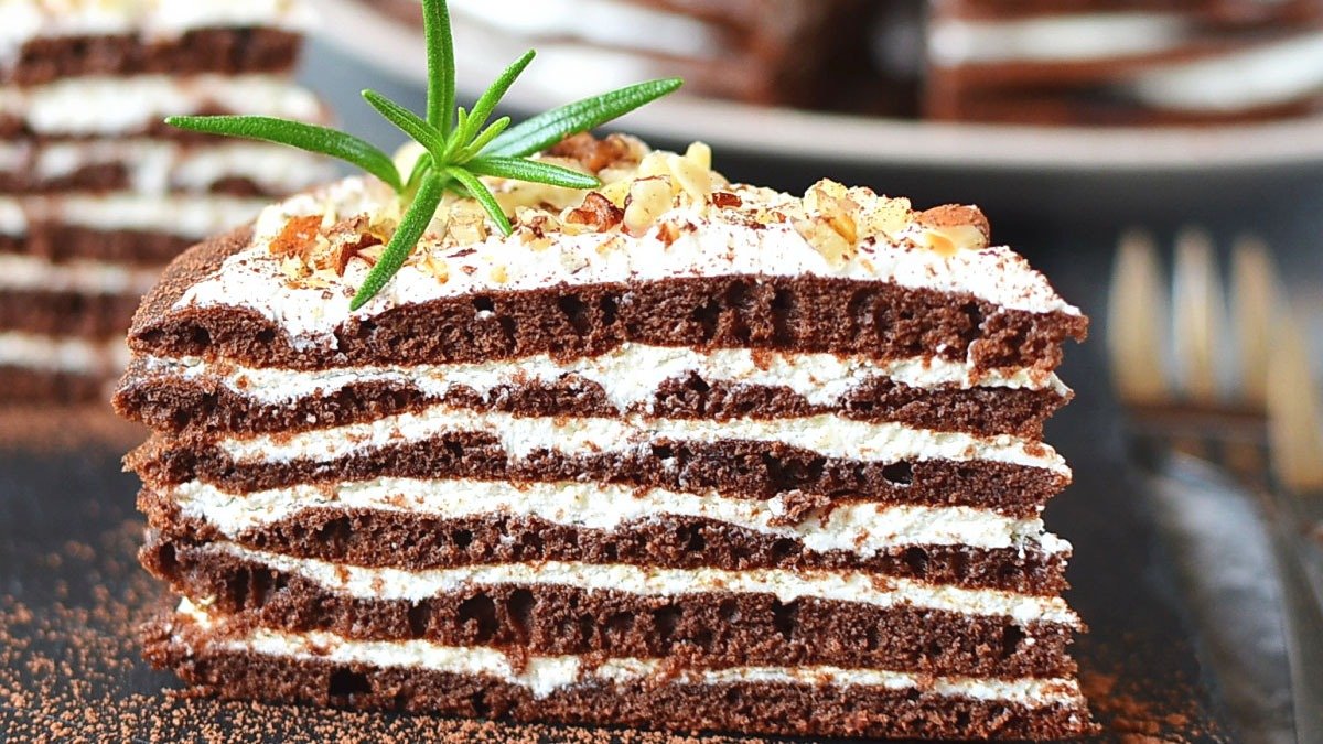 Recept na jemný dort, který snadno připravíte i bez elektřiny. Tajemství nadýchaných korpusů spočívá v poklici s utěrkou